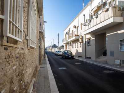 Da via Almirante ci spostiamo ora sulla parallela via Caladoria. Presenta un susseguirsi di palazzine moderne a uno o due piani, abitazioni monofamiliari e villini